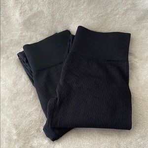 Women’s 2 piece yoga leggings ribbed seamless high waist.Color black size small.